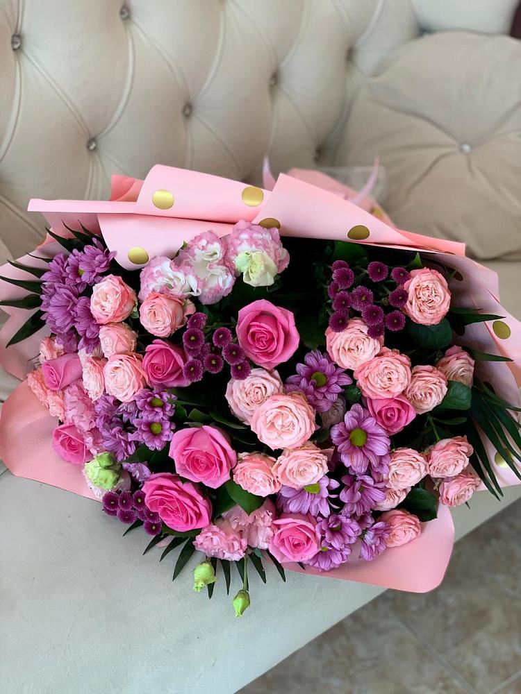 Букет цветов из: Хризантемы, Розы и Лизиантусы в Железноводске