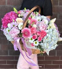 Композиция солнечный день в Железноводске Цветочная композиция из Розы, Хризантемы, Пионы и Лизиантусы в корзине в Железноводске