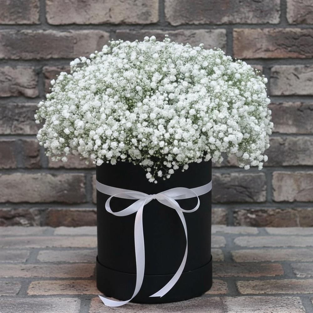 Цветочная композиция из Гипсофила в шляпной коробке в Железноводске