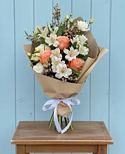 Букет цветов из:  Альстромерии, Лизиантусы, Розы и Хризантемы в Железноводске
