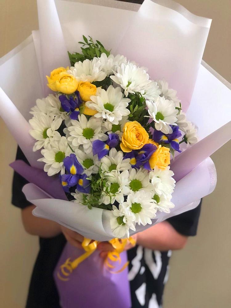 Букет цветов из: Ирисы, Хризантемы и Розы в Железноводске