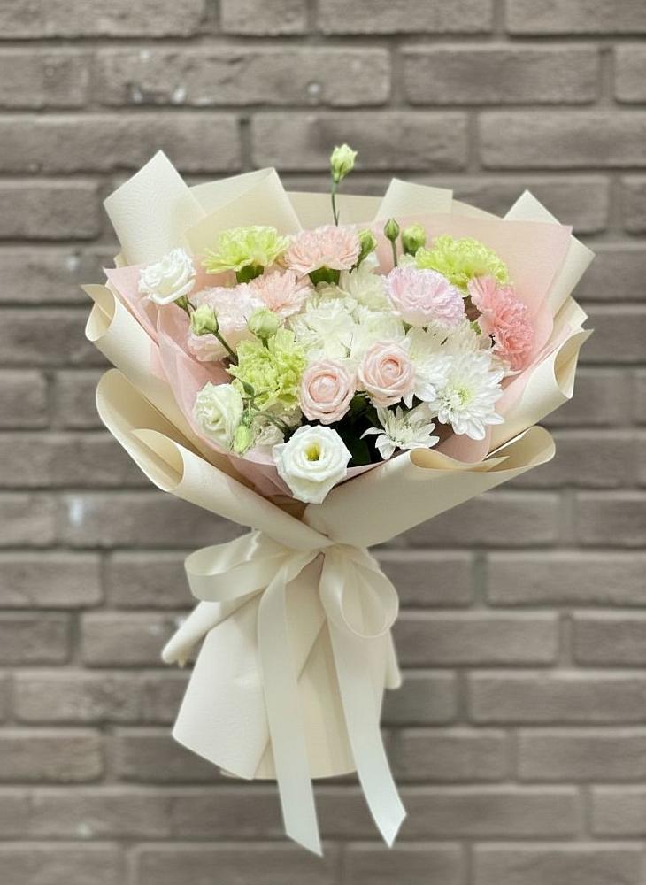 Букет цветов из: Гвоздики, Розы, Лизиантусы и Хризантемы в Железноводске