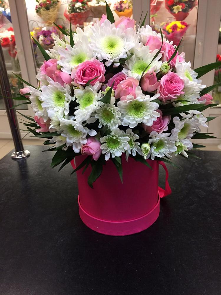 Цветочная композиция из Розы и Хризантемы в шляпной коробке в Железноводске